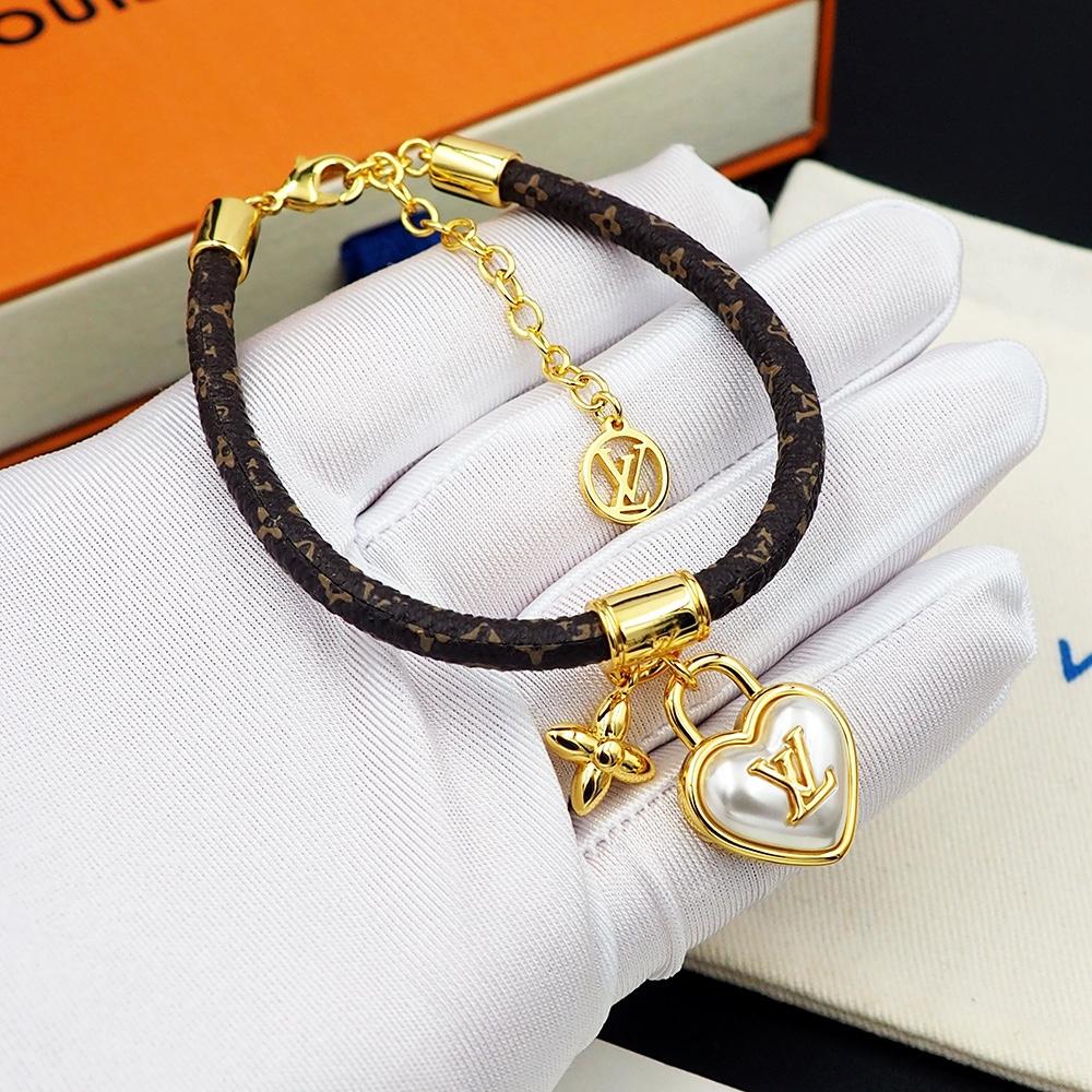 Louis Vuitton Heart Padlock Bracelet  M8413Z - DesignerGu