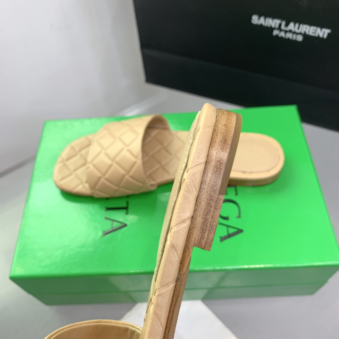 Bottega Veneta Amy Flat Mule - DesignerGu