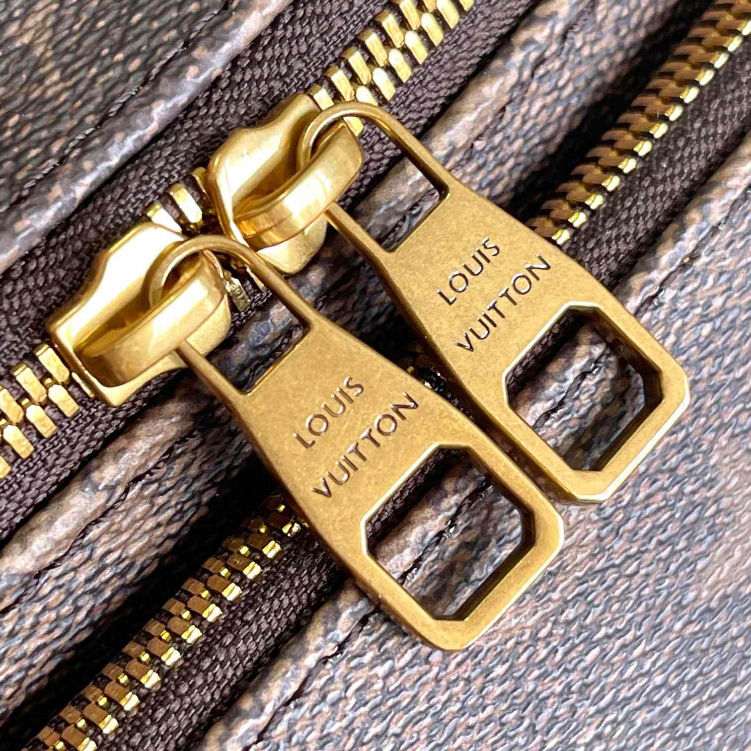 Louis Vuitton Rush Bumbag  M11539 - DesignerGu