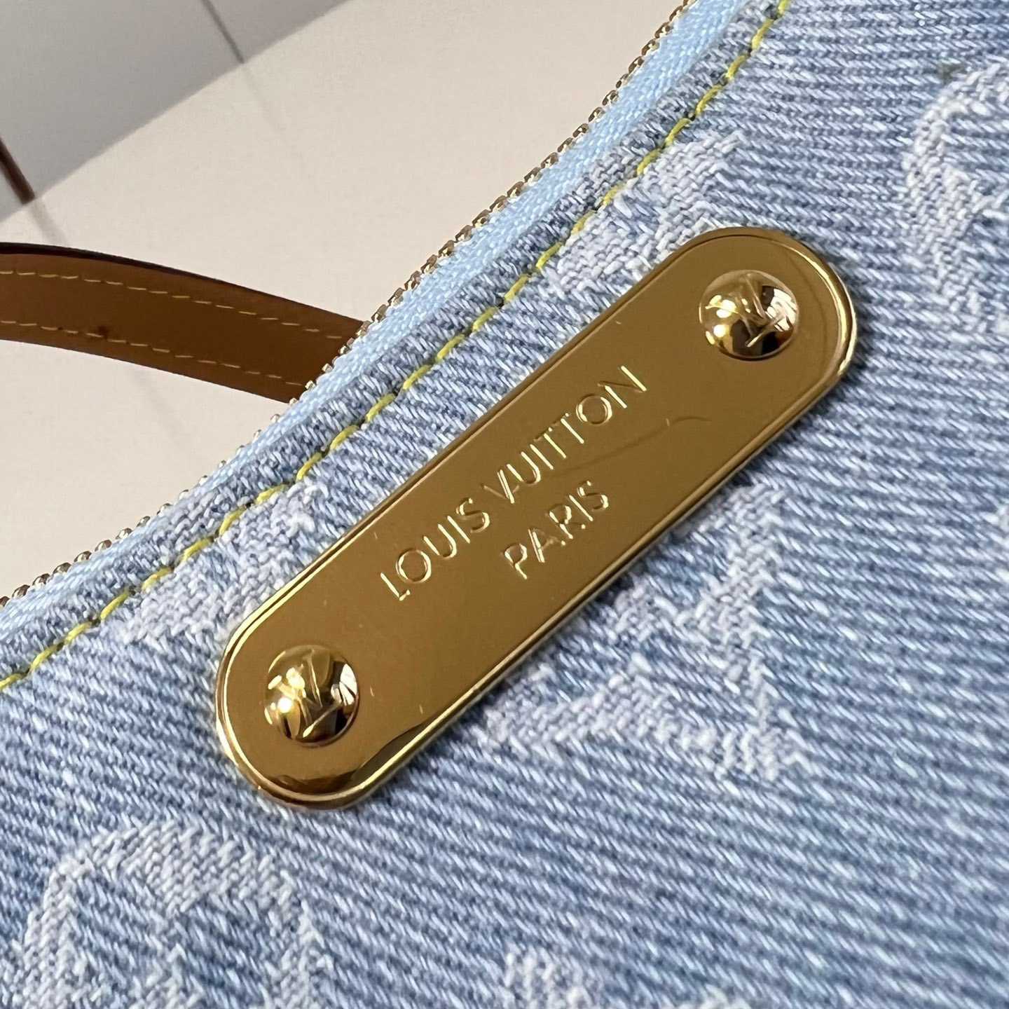 Louis Vuitton Liv Pochette  M83532 - DesignerGu