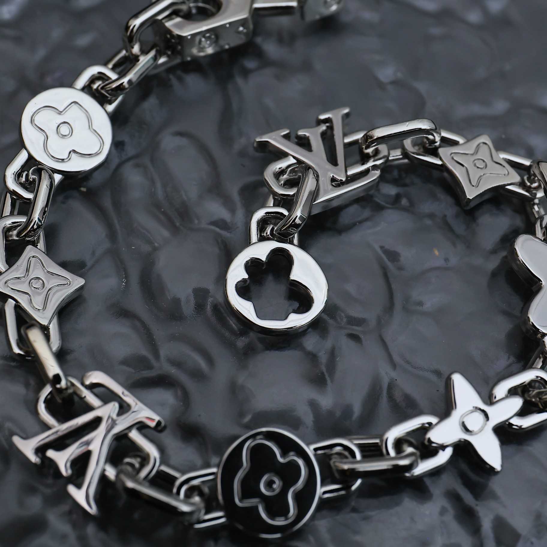 Louis Vuitton Monogram Craggy Bracelet   M1596M - DesignerGu