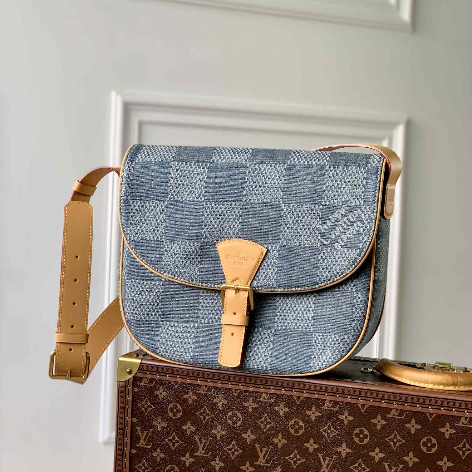 Louis Vuitton Montsouris Messenger MM   - DesignerGu