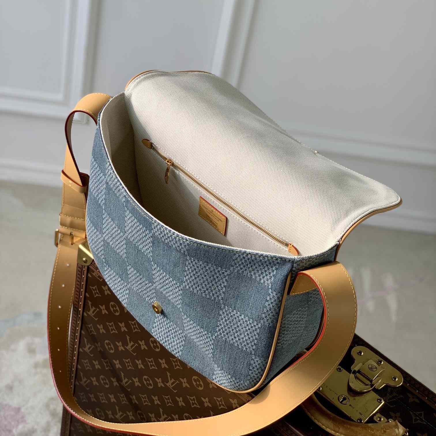 Louis Vuitton Montsouris Messenger MM   - DesignerGu