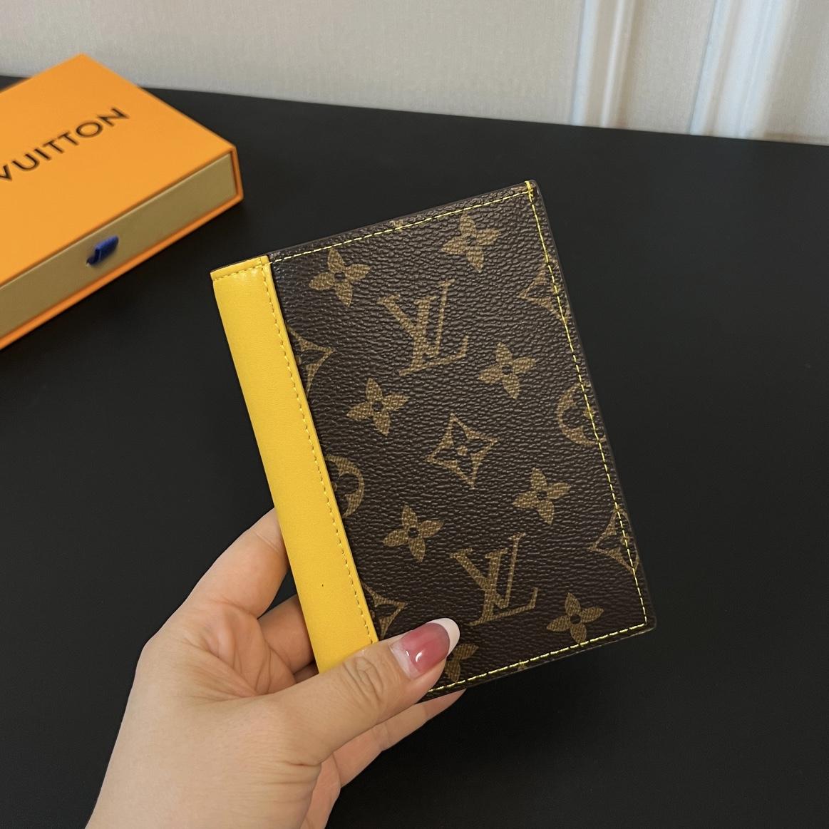 Louis Vuitton Passport Cover   M82864 - DesignerGu