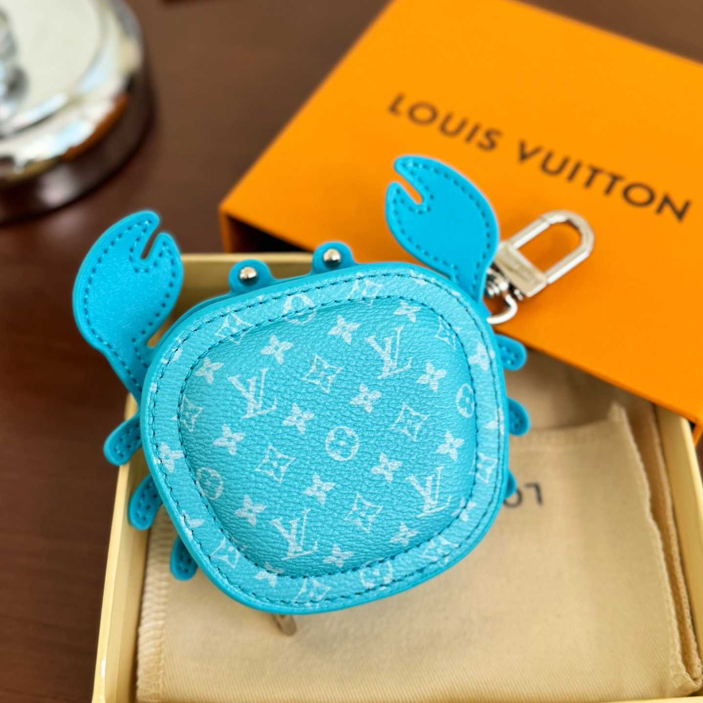 Louis Vuitton LV Crab Bag Charm   M01930 - DesignerGu