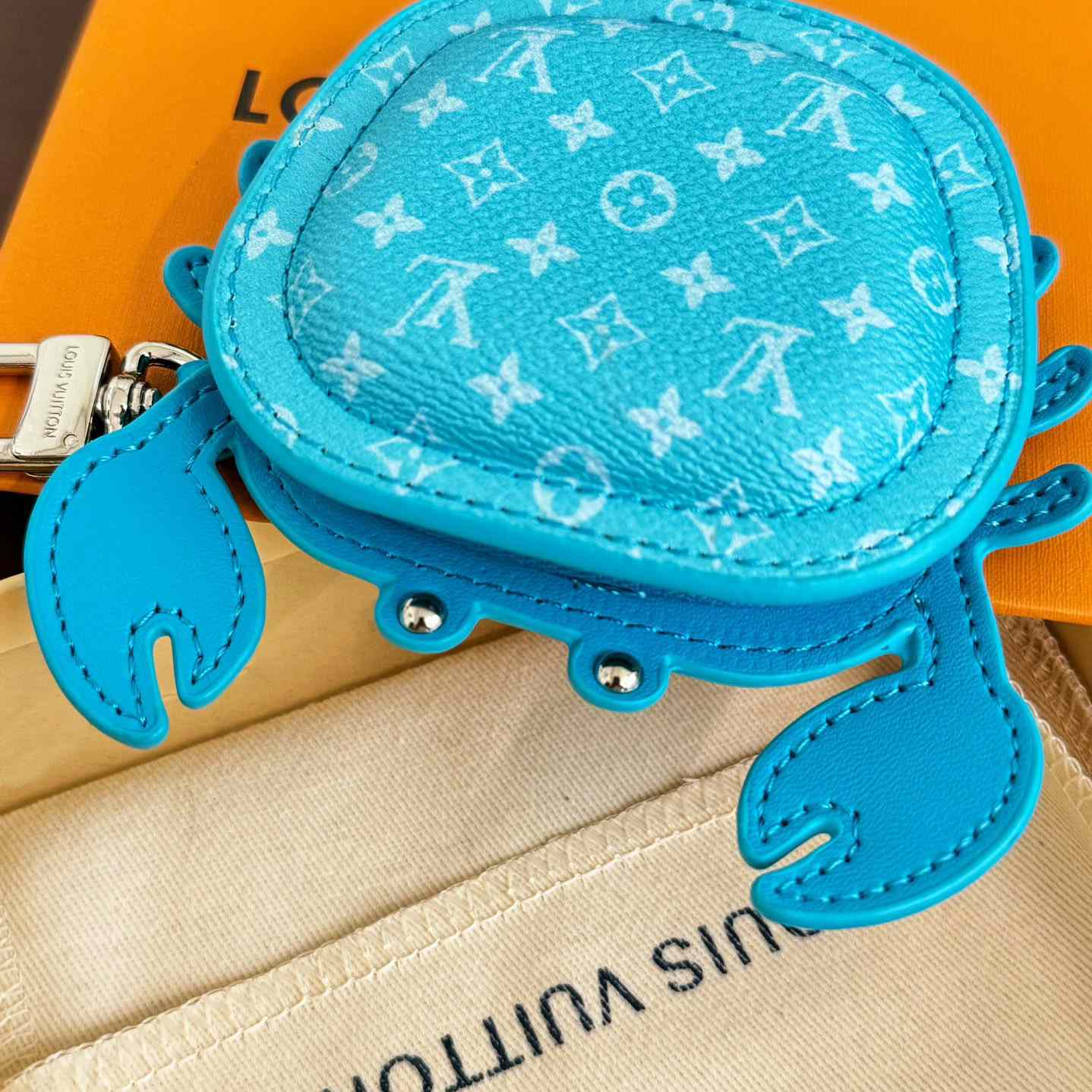 Louis Vuitton LV Crab Bag Charm   M01930 - DesignerGu