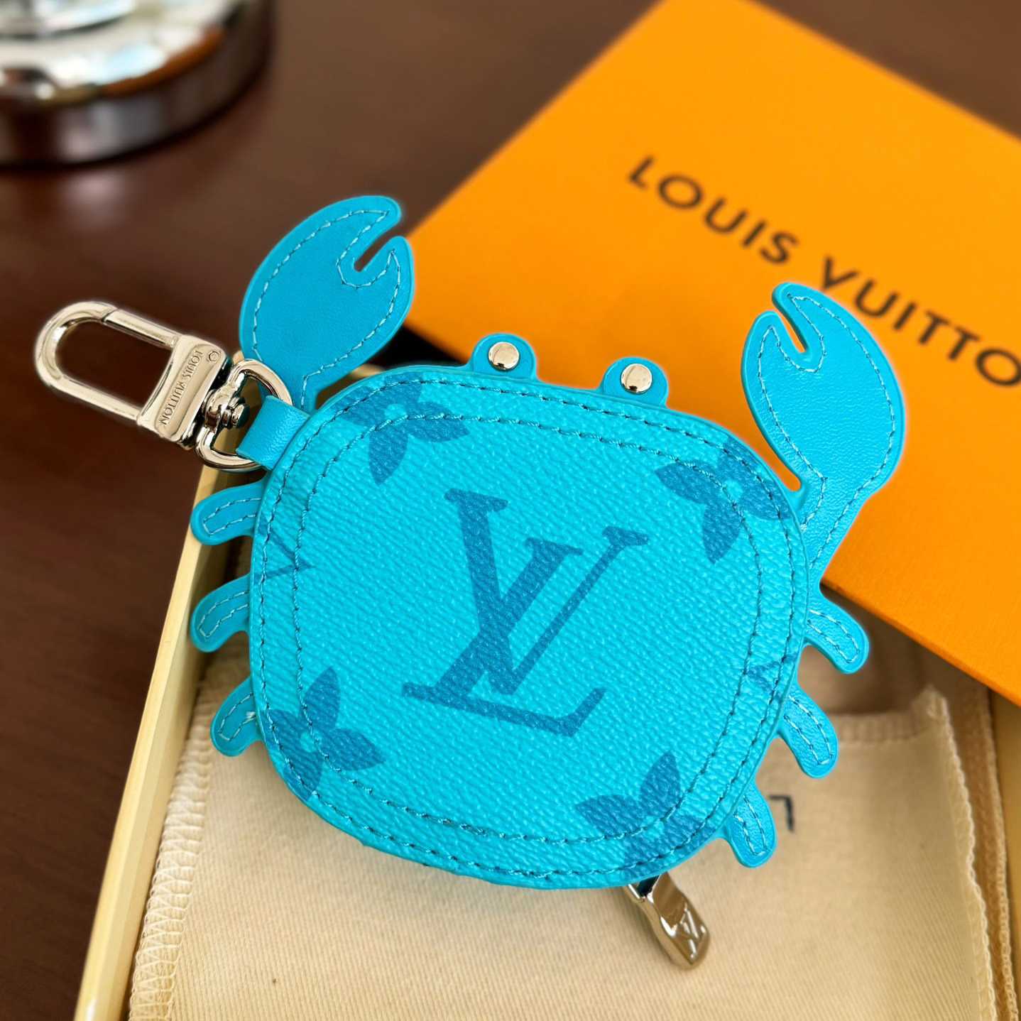 Louis Vuitton LV Crab Bag Charm   M01930 - DesignerGu