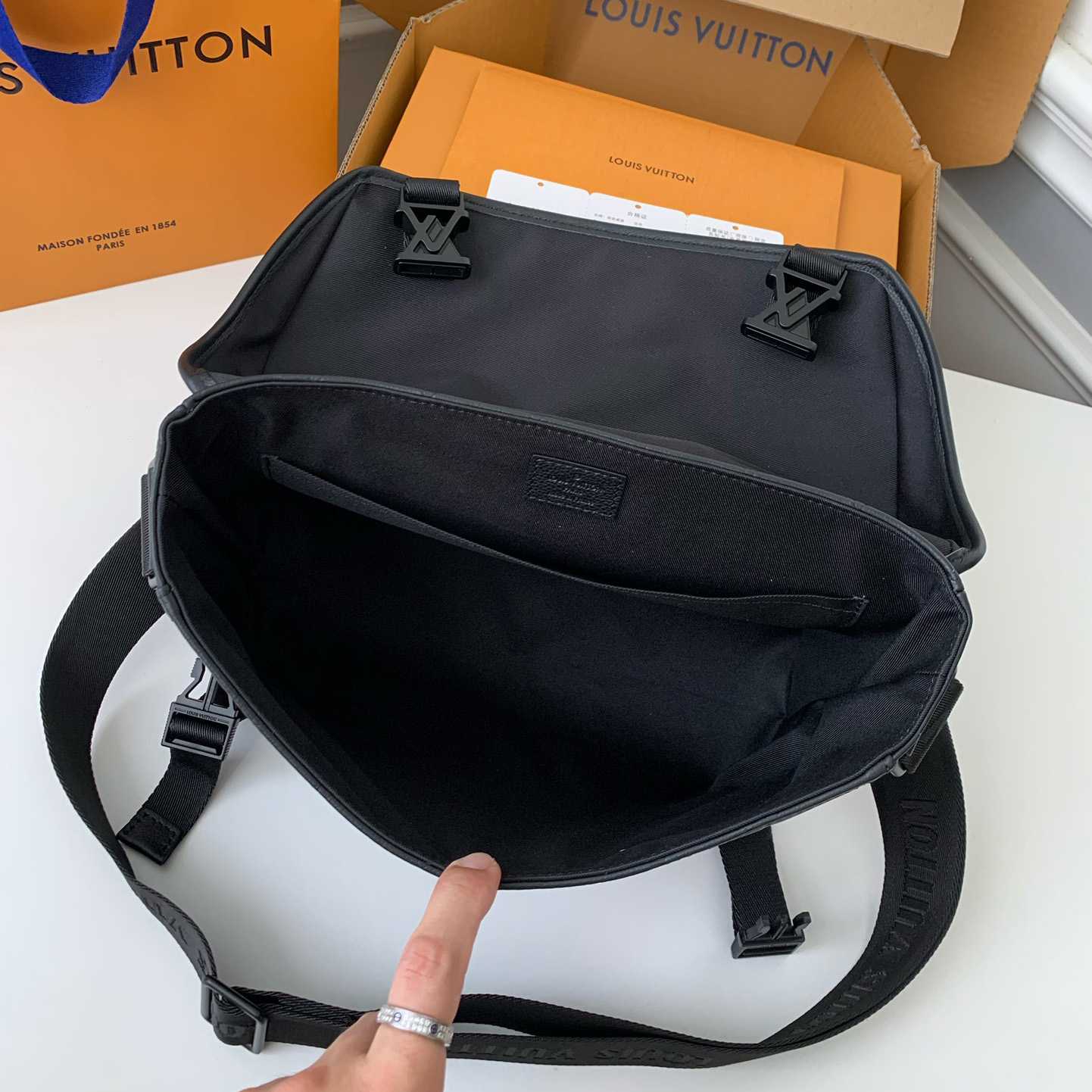 Louis Vuitton Messenger Voyager PM   M25121 - DesignerGu