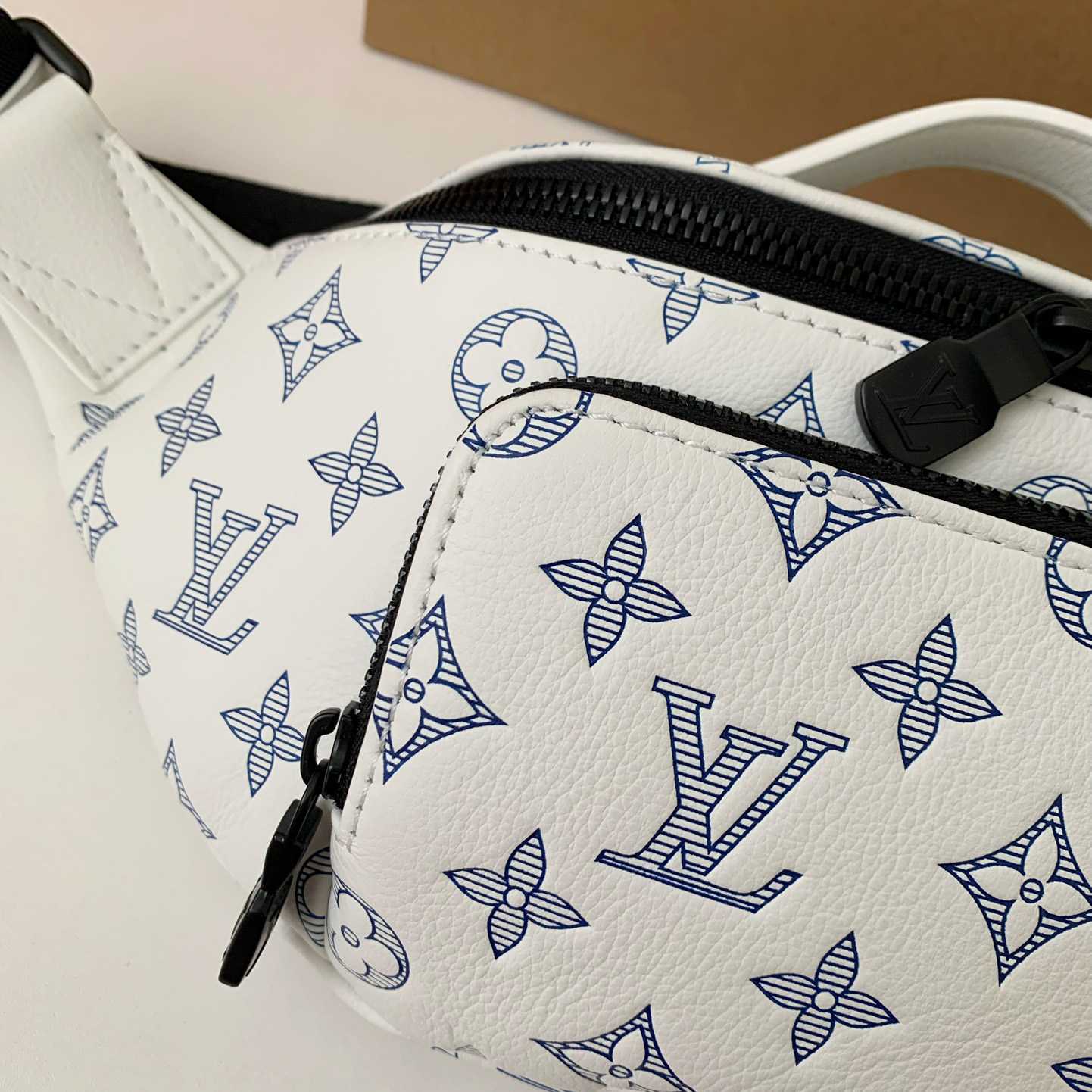 Louis Vuitton Rush Bumbag  M25227 - DesignerGu