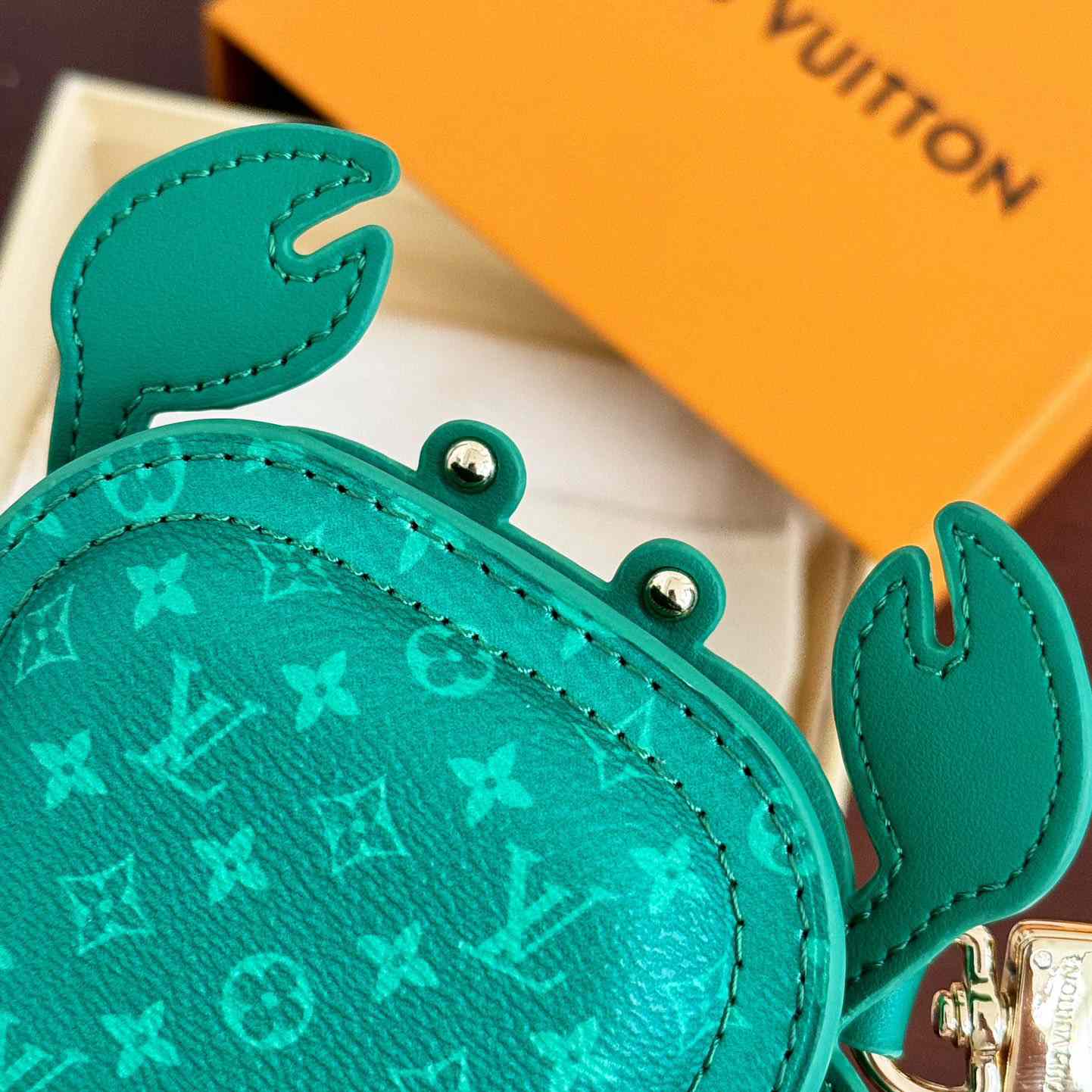 Louis Vuitton LV Crab Bag Charm   M01931 - DesignerGu