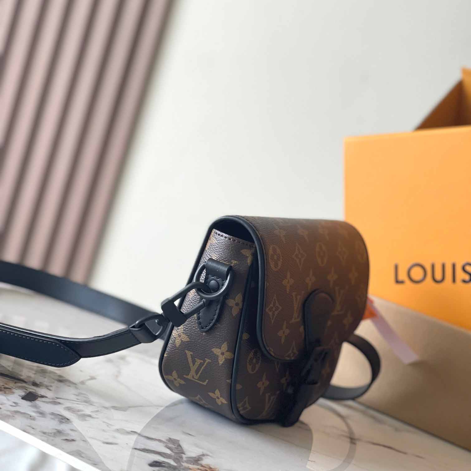 Louis Vuitton Montsouris Messenger PM​   M47060 - DesignerGu