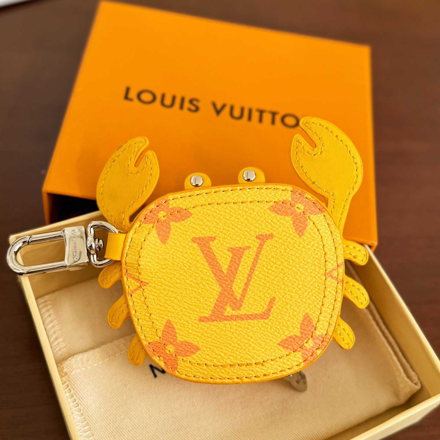 Louis Vuitton LV Crab Bag Charm   M01932 - DesignerGu