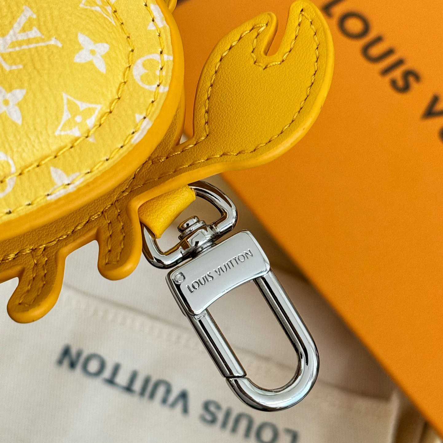 Louis Vuitton LV Crab Bag Charm   M01932 - DesignerGu