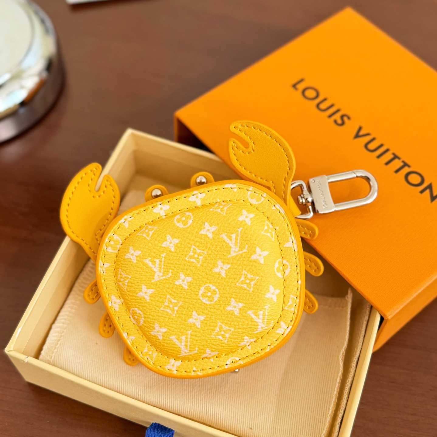 Louis Vuitton LV Crab Bag Charm   M01932 - DesignerGu