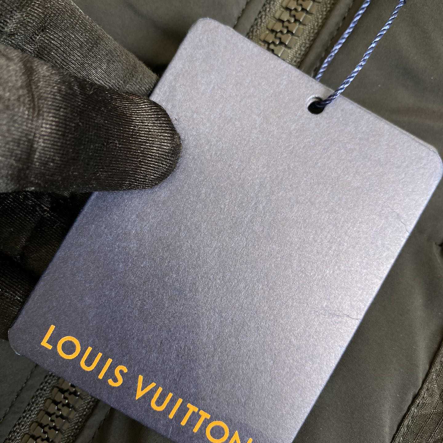 Louis Vuitton Down Blouson   1AFA37 - DesignerGu