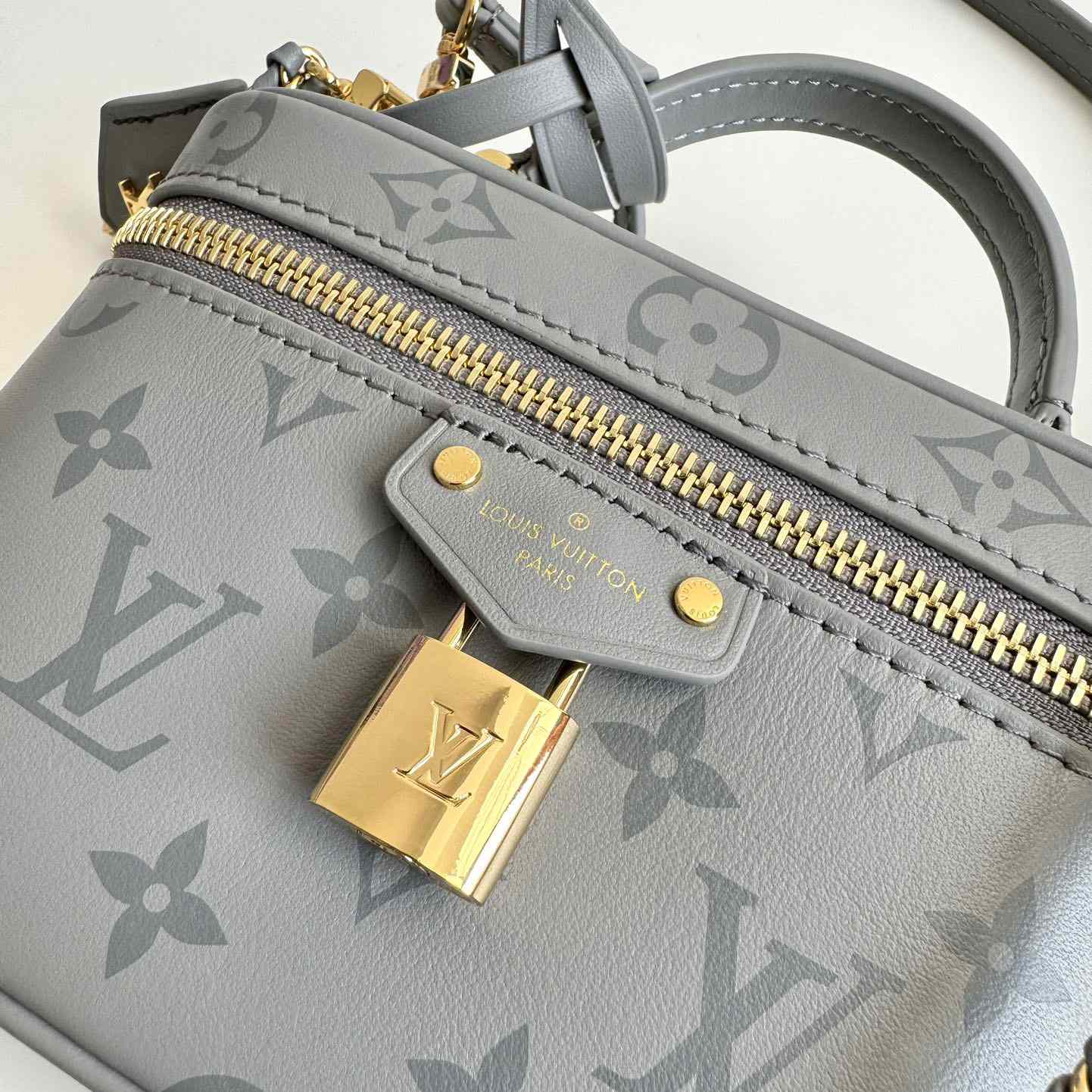 Louis Vuitton Vanity Chain Pouch   M12427 - DesignerGu