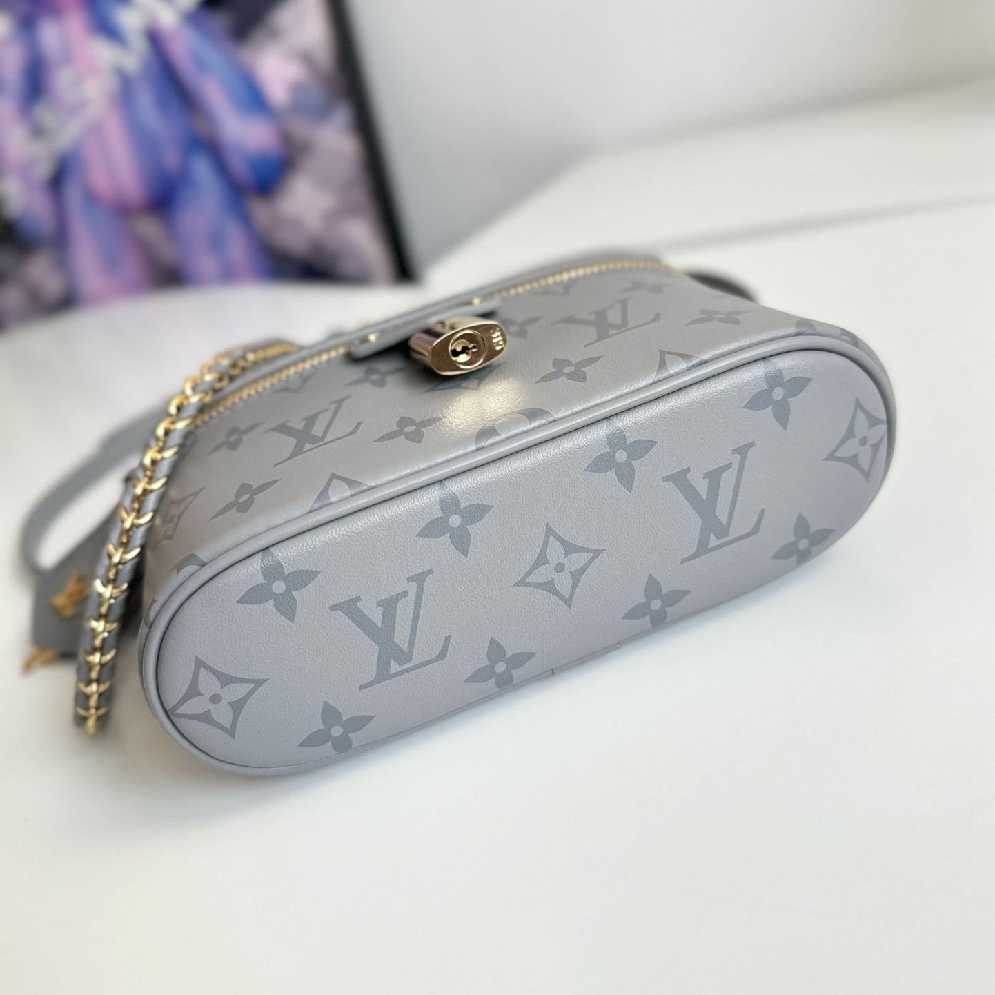 Louis Vuitton Vanity Chain Pouch   M12427 - DesignerGu