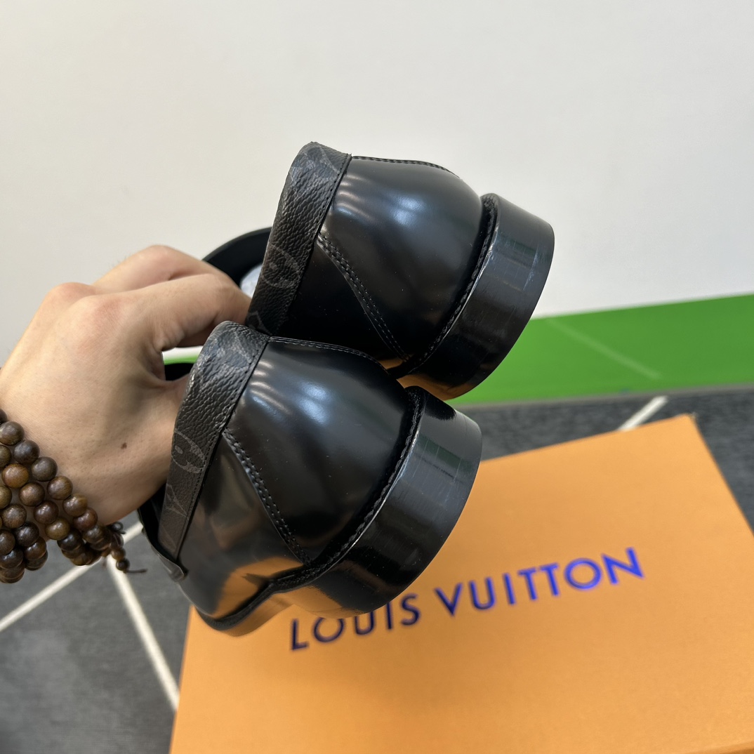 Louis Vuitton Men's Major Leather Loafers - DesignerGu