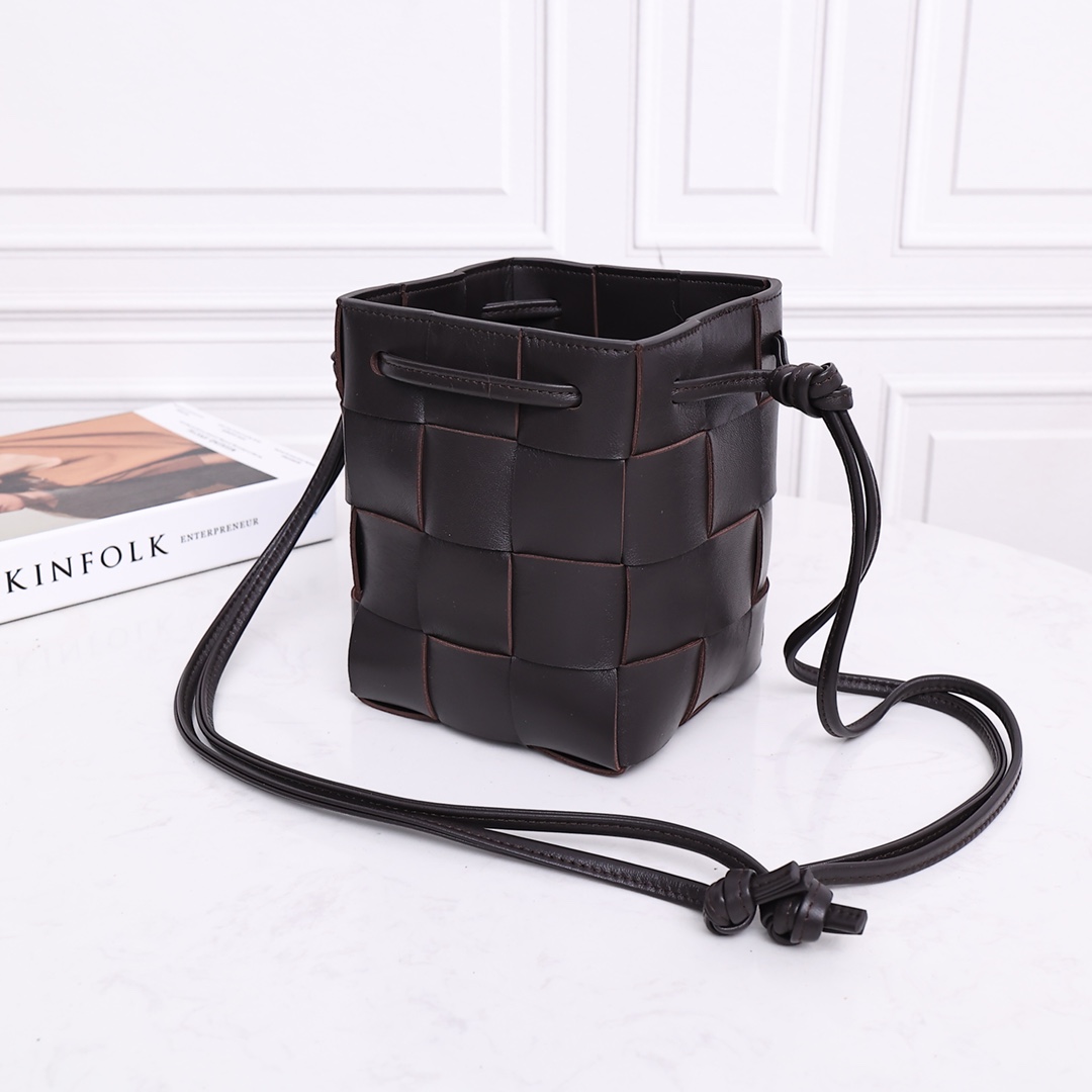 Bottega Veneta Small Cassette Cross-Body Bucket - DesignerGu