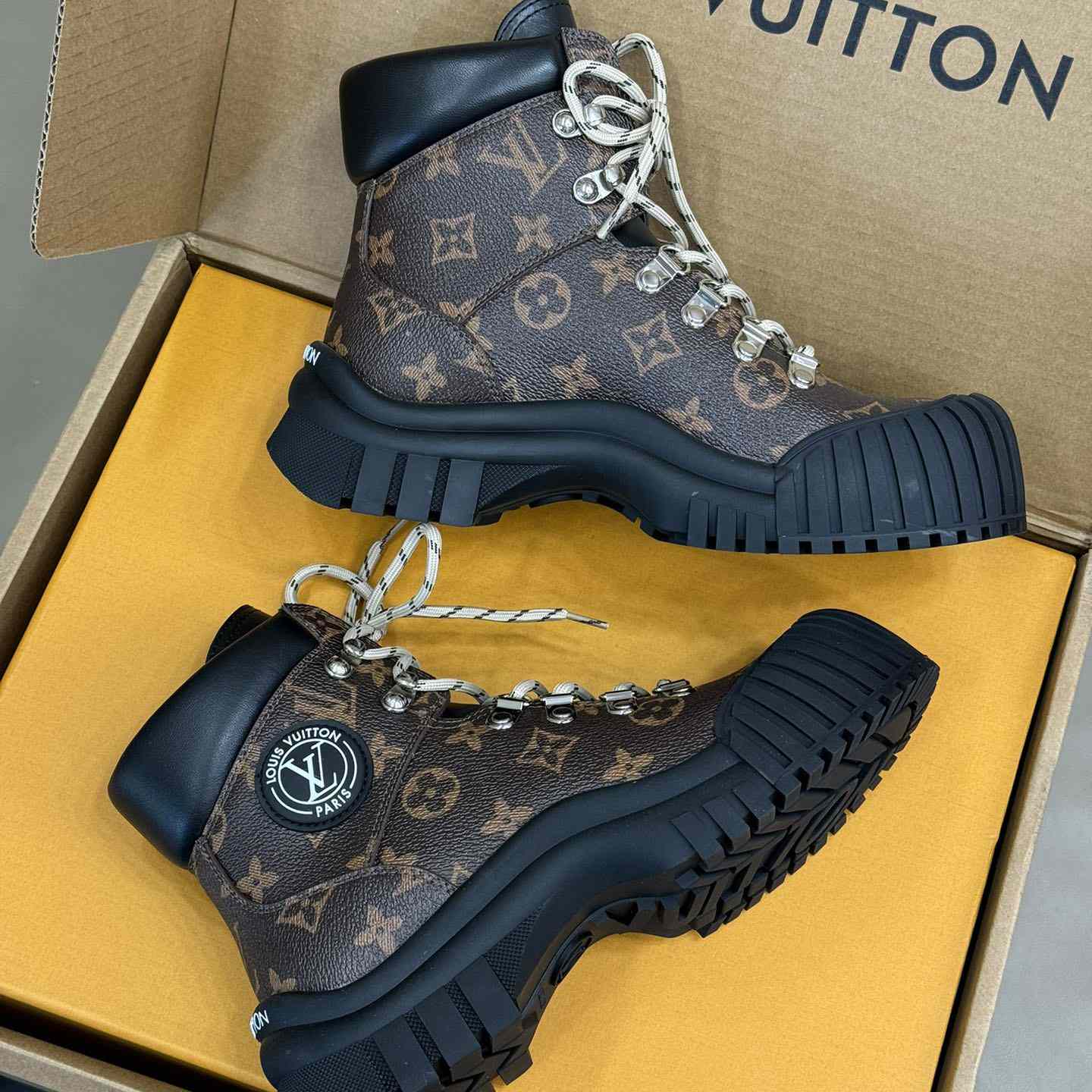 Louis Vuitton Ruby Flat Ranger   - DesignerGu