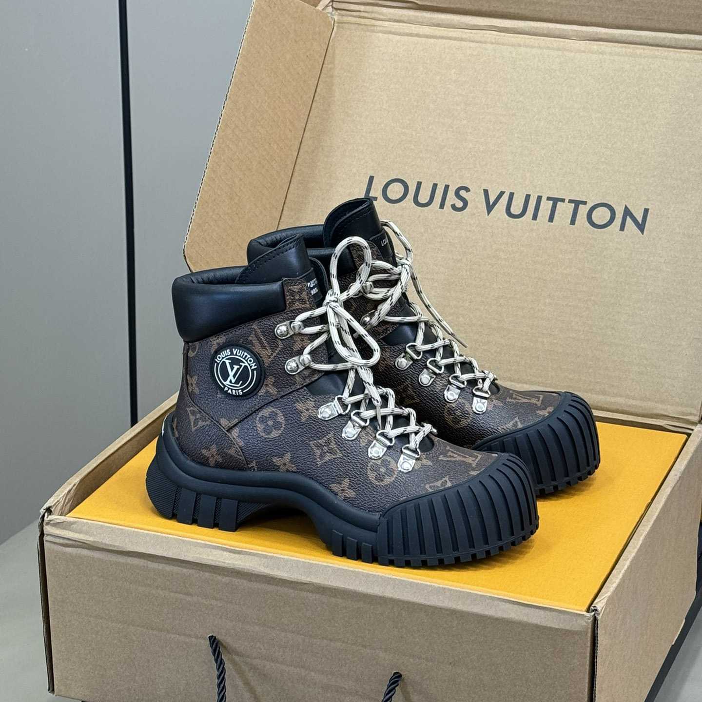 Louis Vuitton Ruby Flat Ranger   - DesignerGu