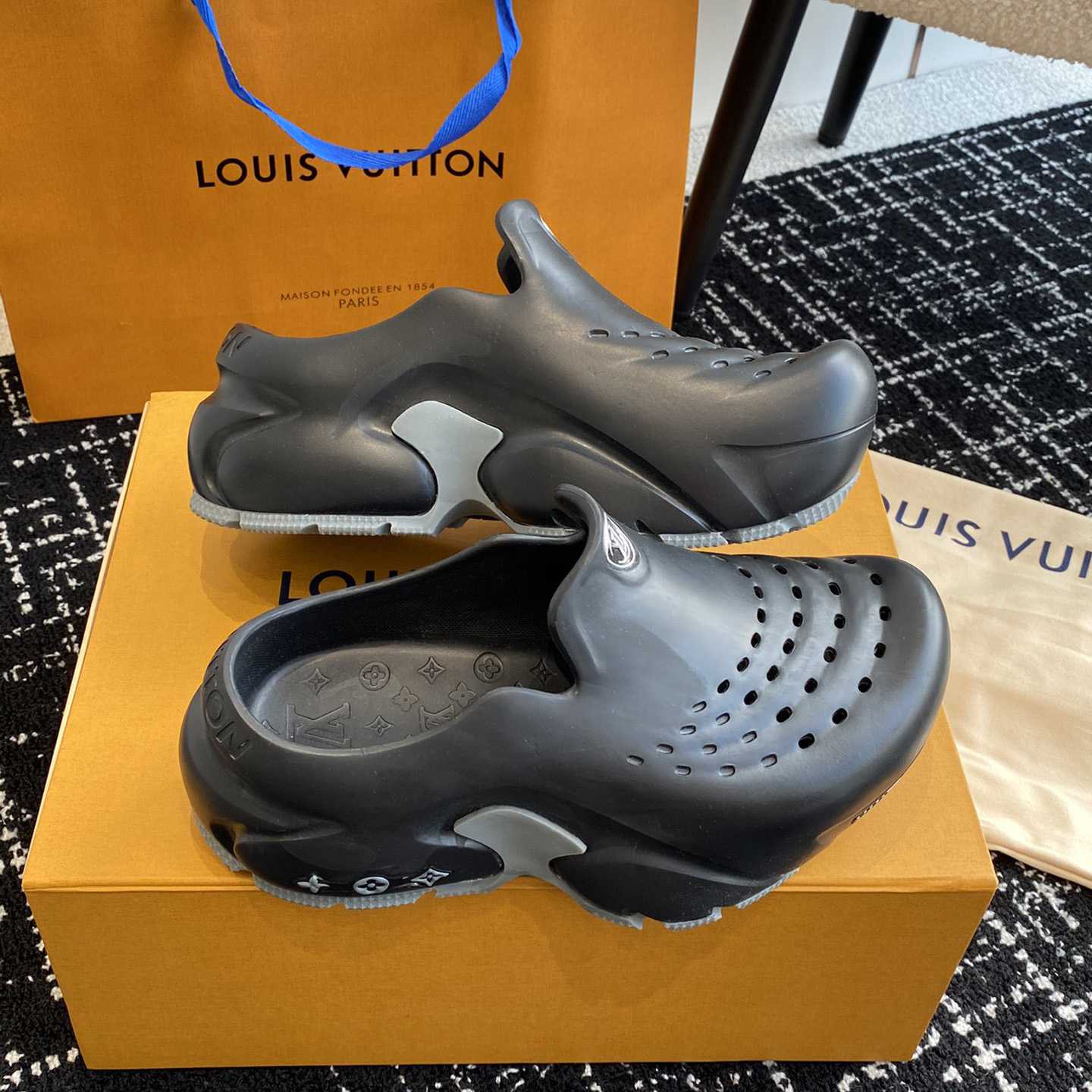 Louis Vuitton LV Shark Clog   1ABSN3 - DesignerGu