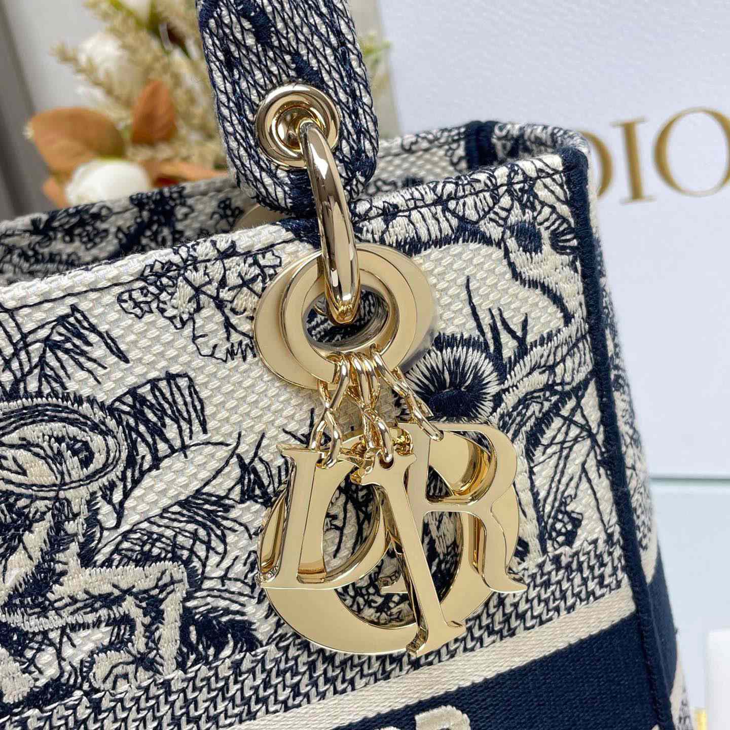 Dior Dioramour Medium Lady D-Lite Bag - DesignerGu