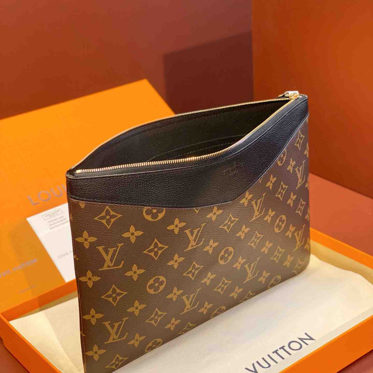 Louis Vuitton Daily Pouch  M62048 - DesignerGu