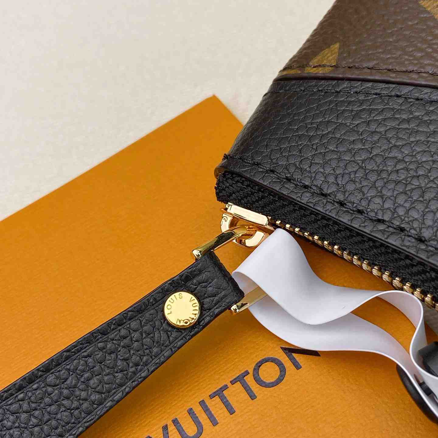 Louis Vuitton Daily Pouch  M62048 - DesignerGu