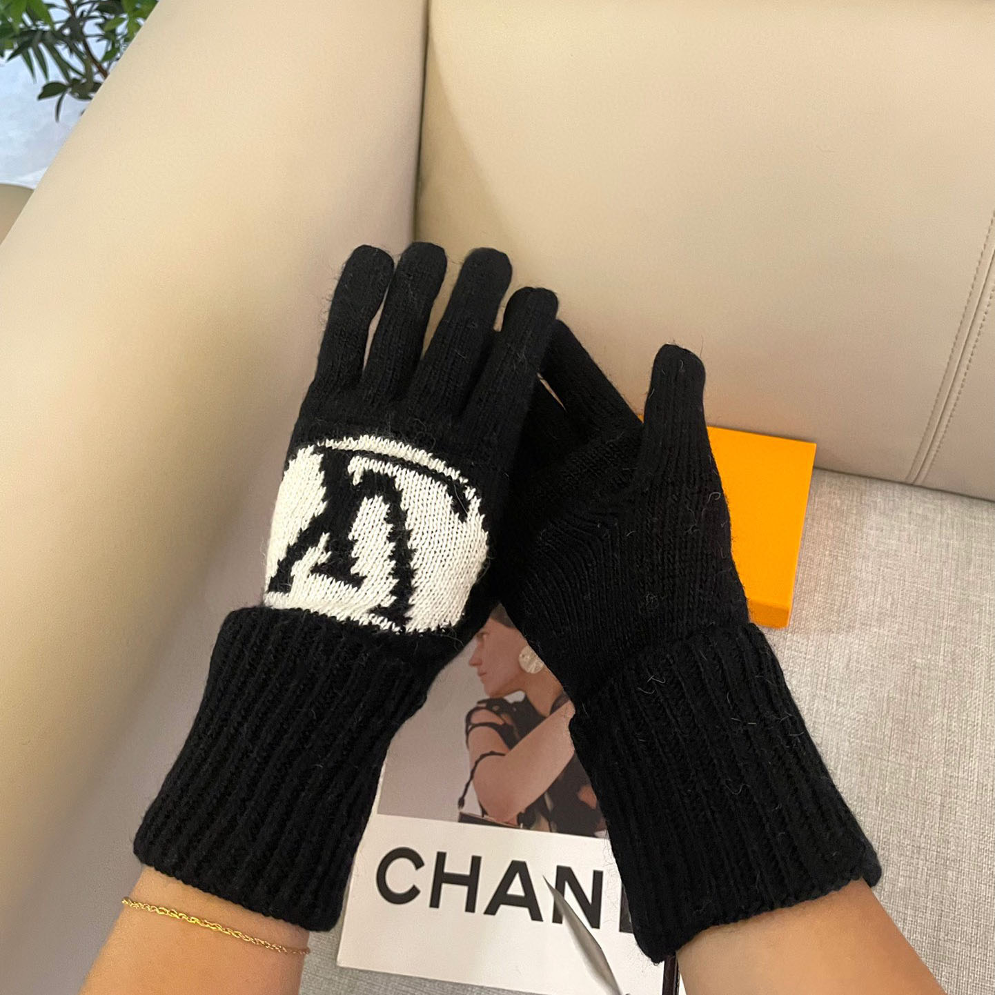 Louis Vuitton LV Medallion Gloves - DesignerGu