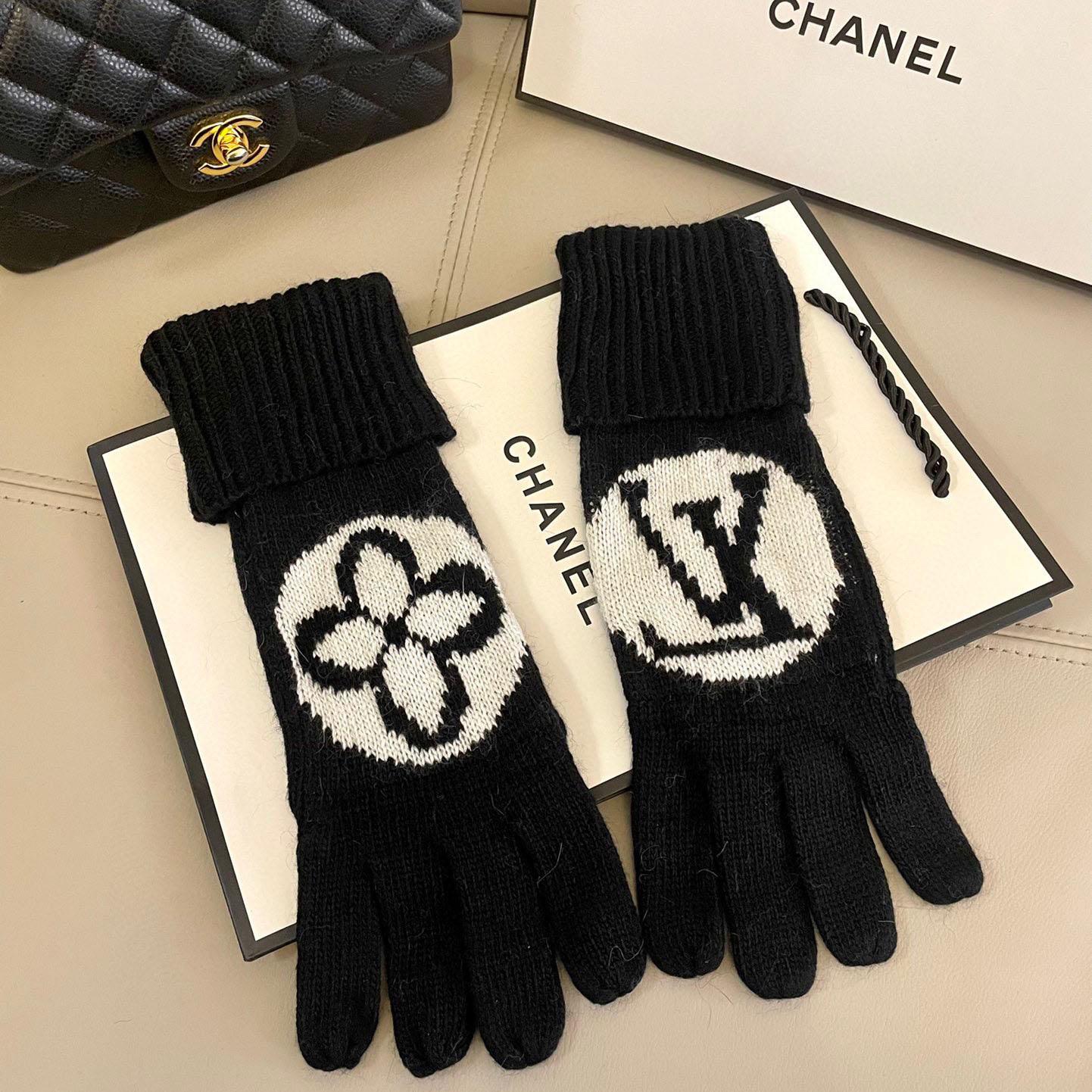 Louis Vuitton LV Medallion Gloves - DesignerGu