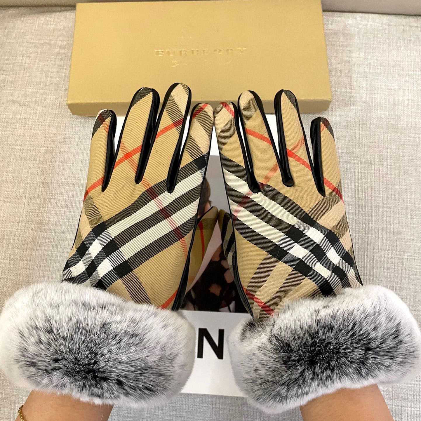 Burberry Gloves  - DesignerGu