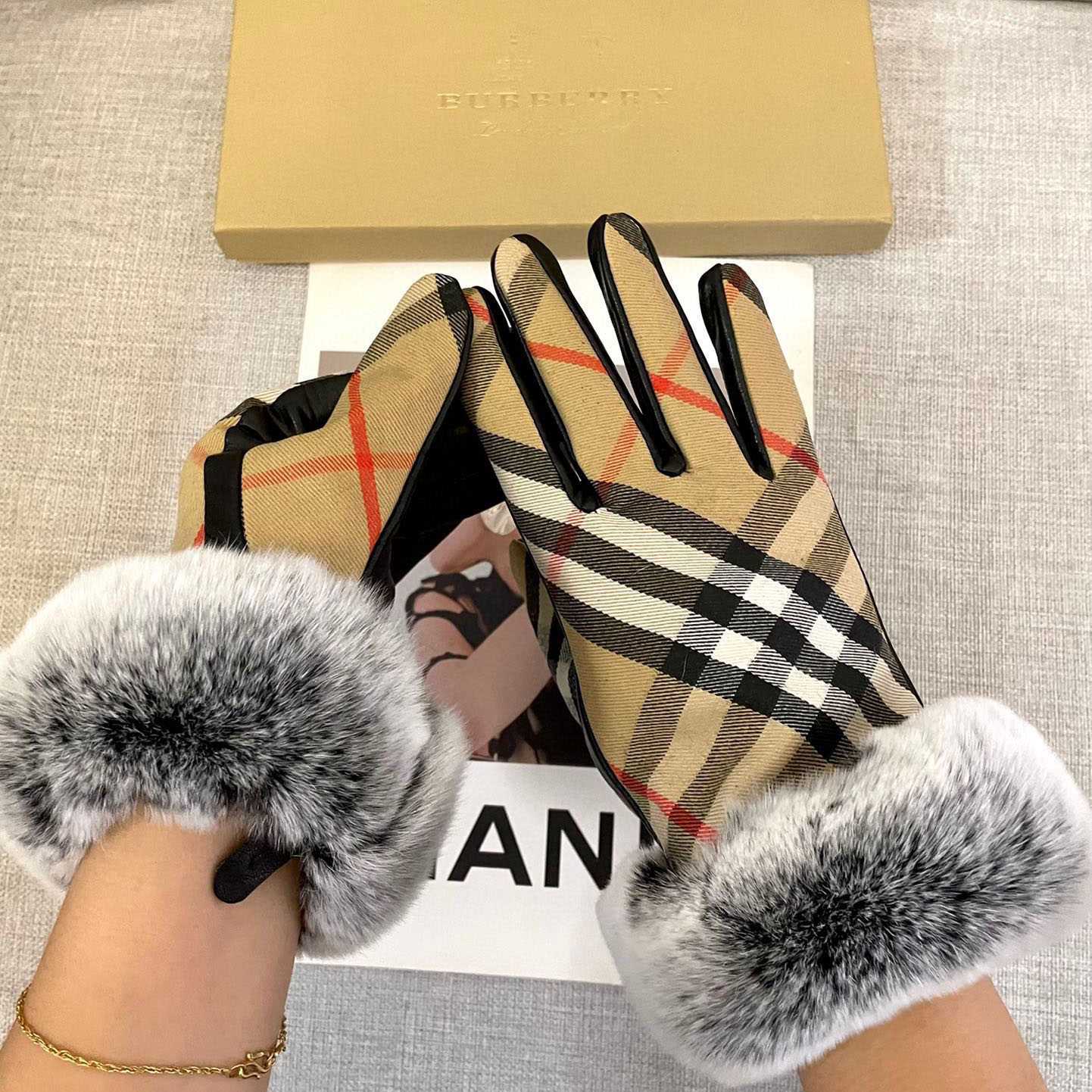 Burberry Gloves  - DesignerGu