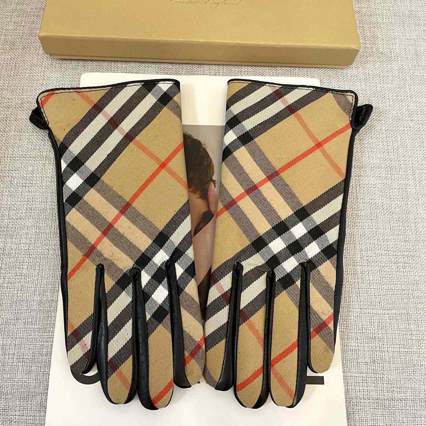 Burberry Gloves  - DesignerGu