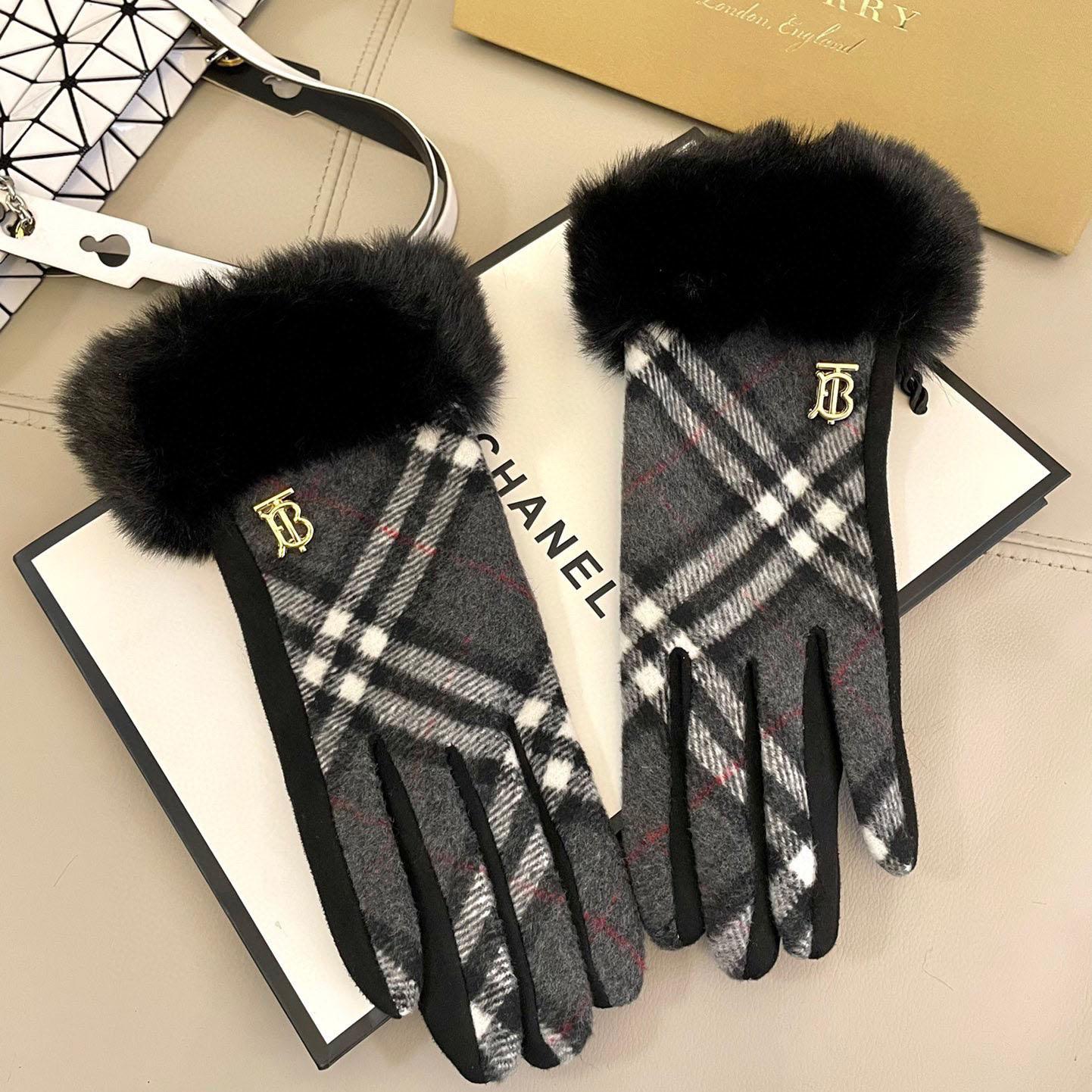 Burberry Gloves  - DesignerGu