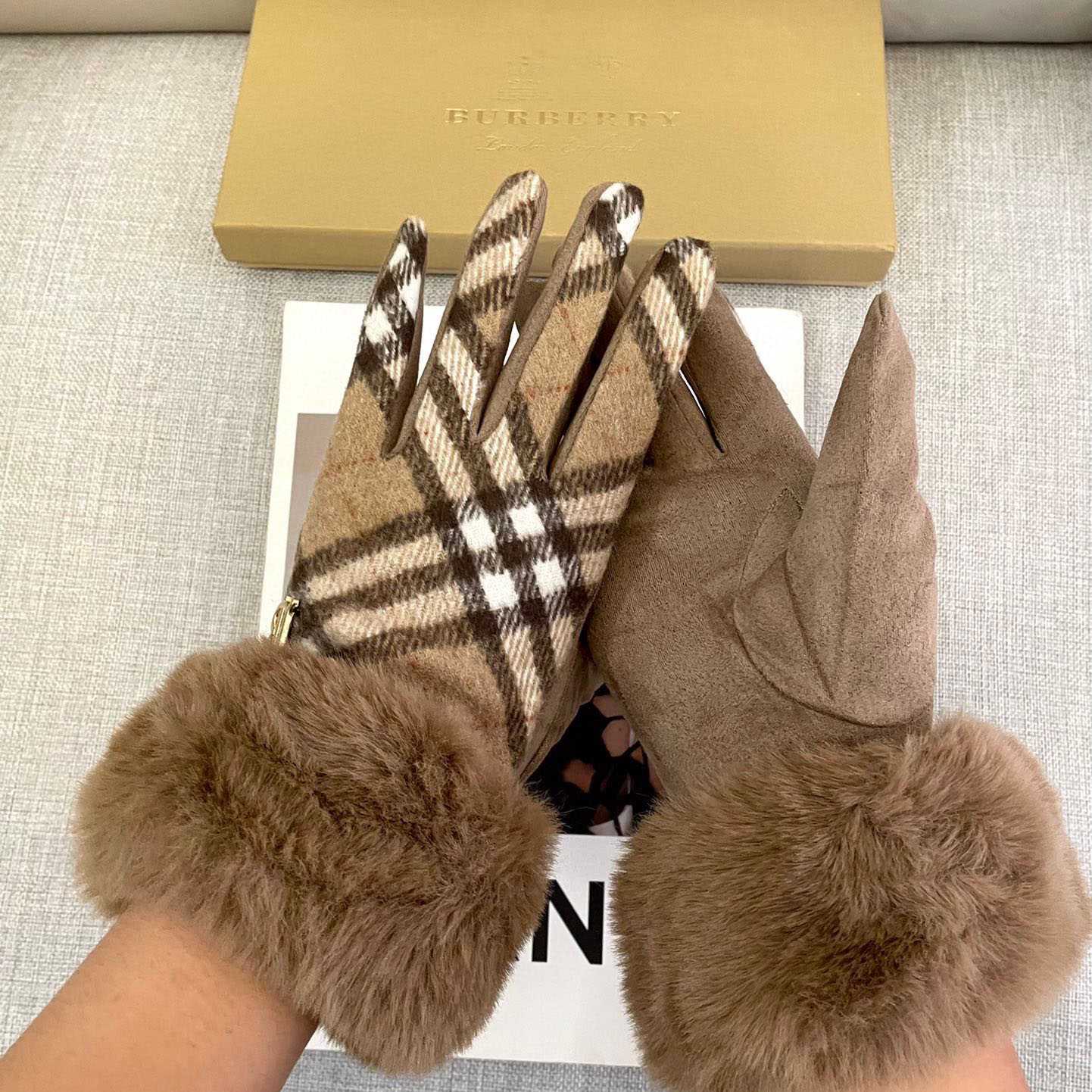 Burberry Gloves  - DesignerGu