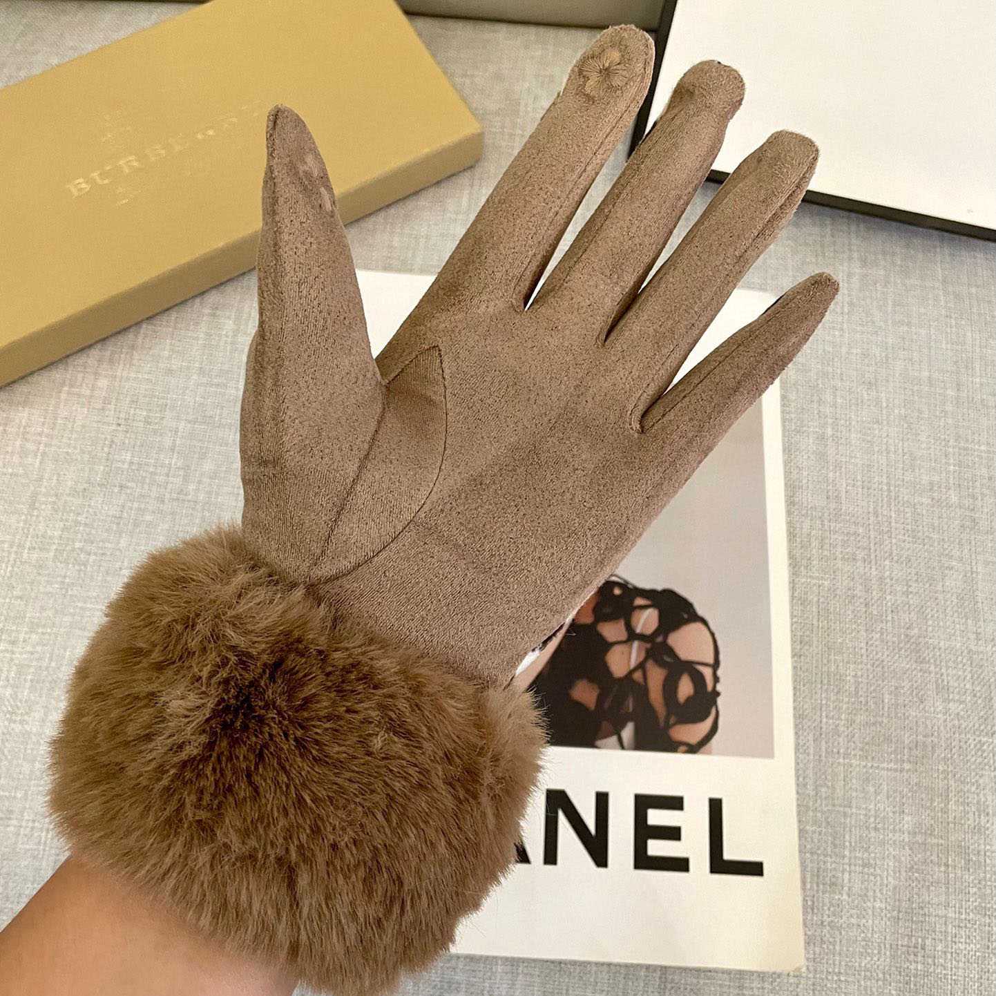 Burberry Gloves  - DesignerGu