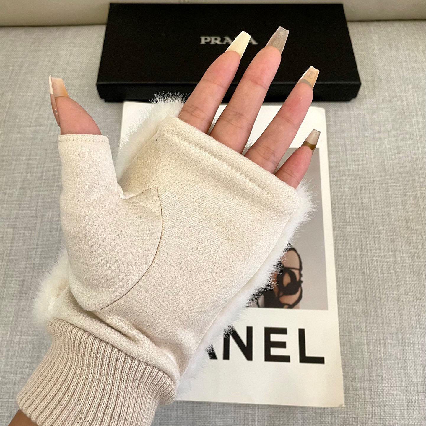 Prada Gloves  - DesignerGu