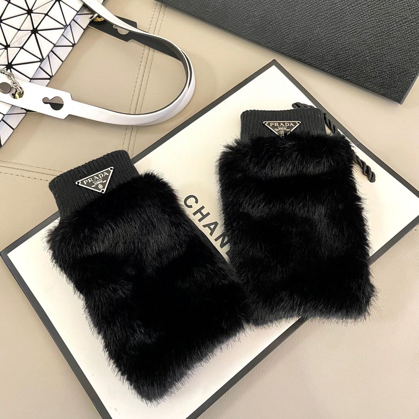 Prada Gloves  - DesignerGu