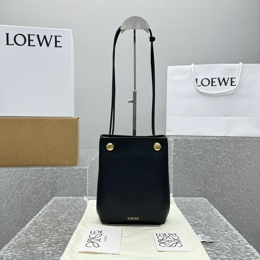 Loewe Pebble Pouch In Smooth Calfskin  - DesignerGu