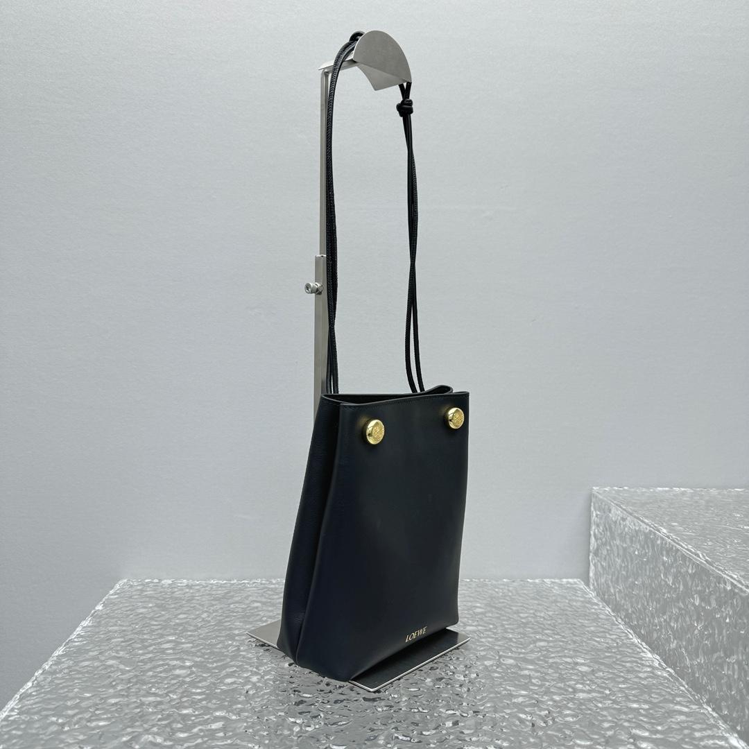 Loewe Pebble Pouch In Smooth Calfskin  - DesignerGu