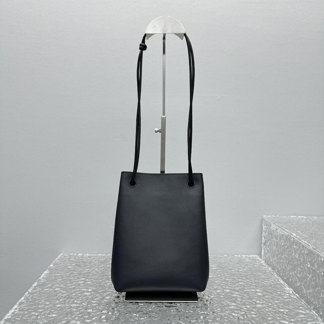 Loewe Pebble Pouch In Smooth Calfskin  - DesignerGu