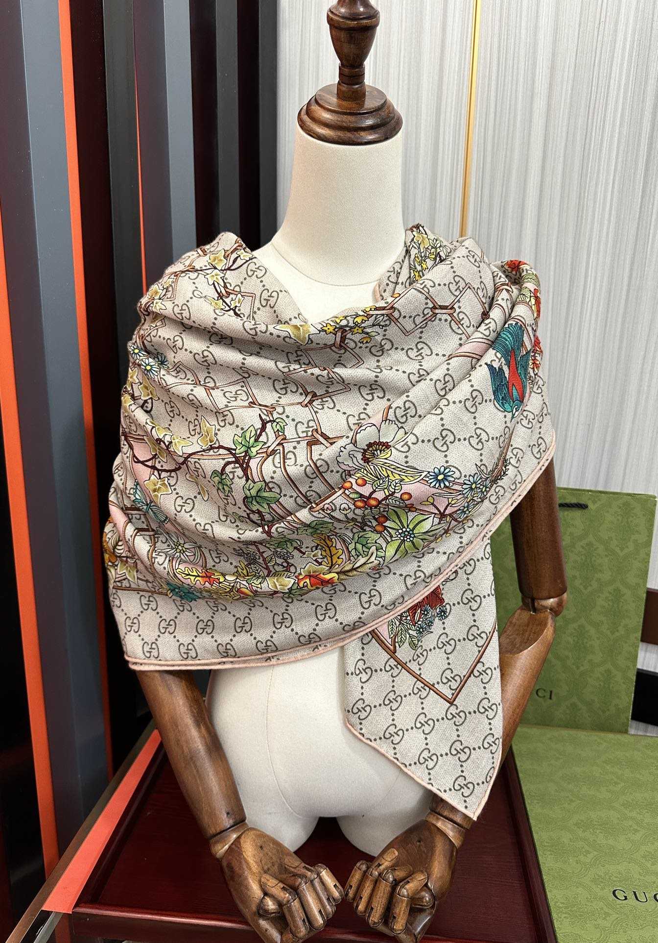 Gucci Scarf    140x140cm - DesignerGu