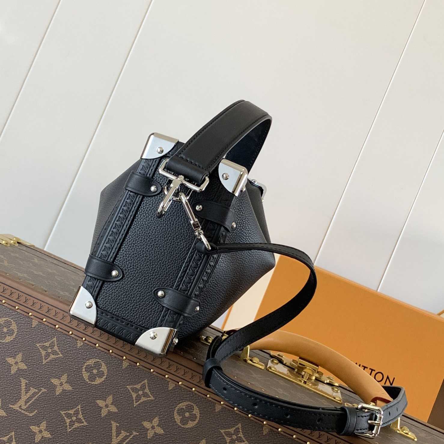 Louis Vuitton Side Trunk MM   M25160 - DesignerGu