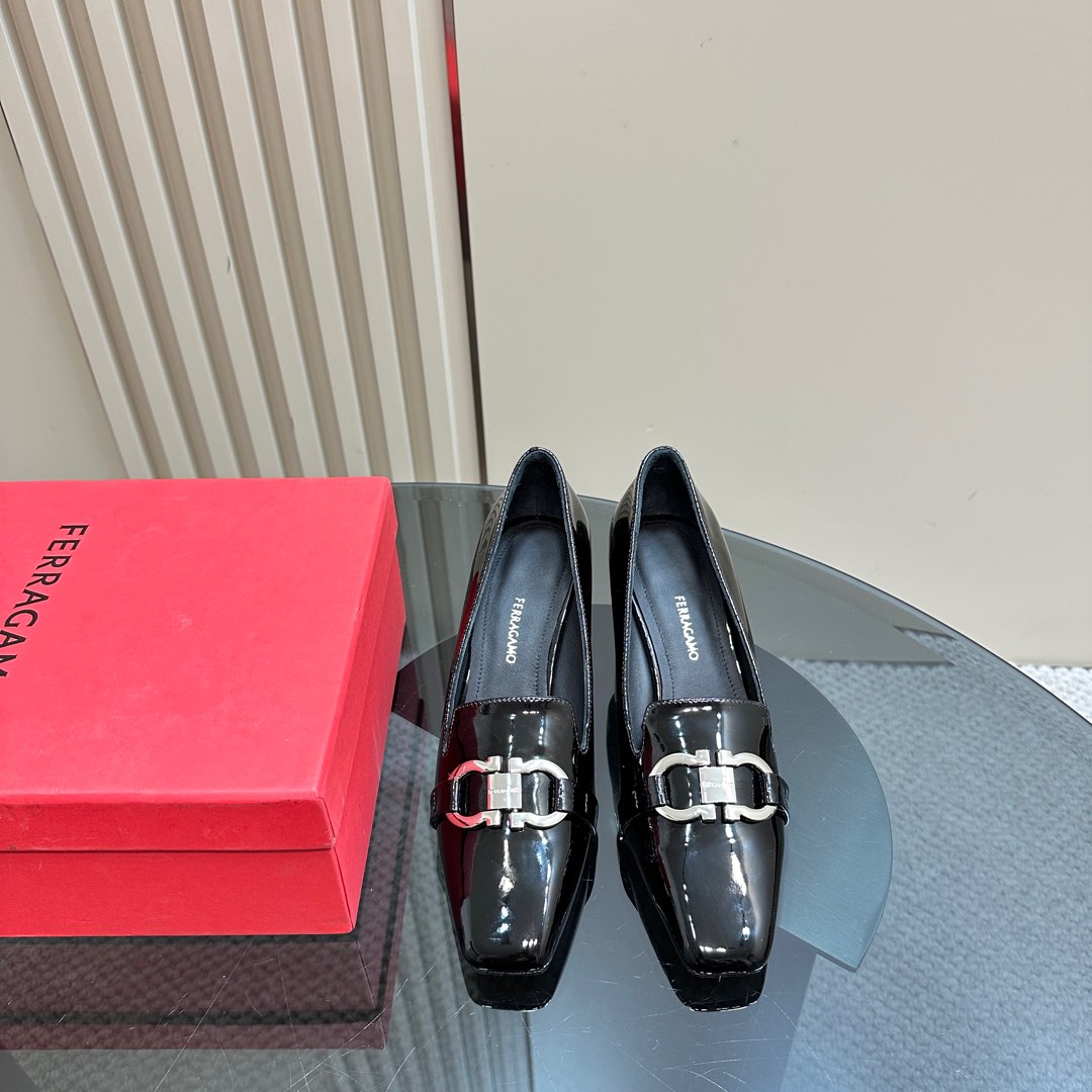 Ferragamo Pump With Gancini Ornament - DesignerGu