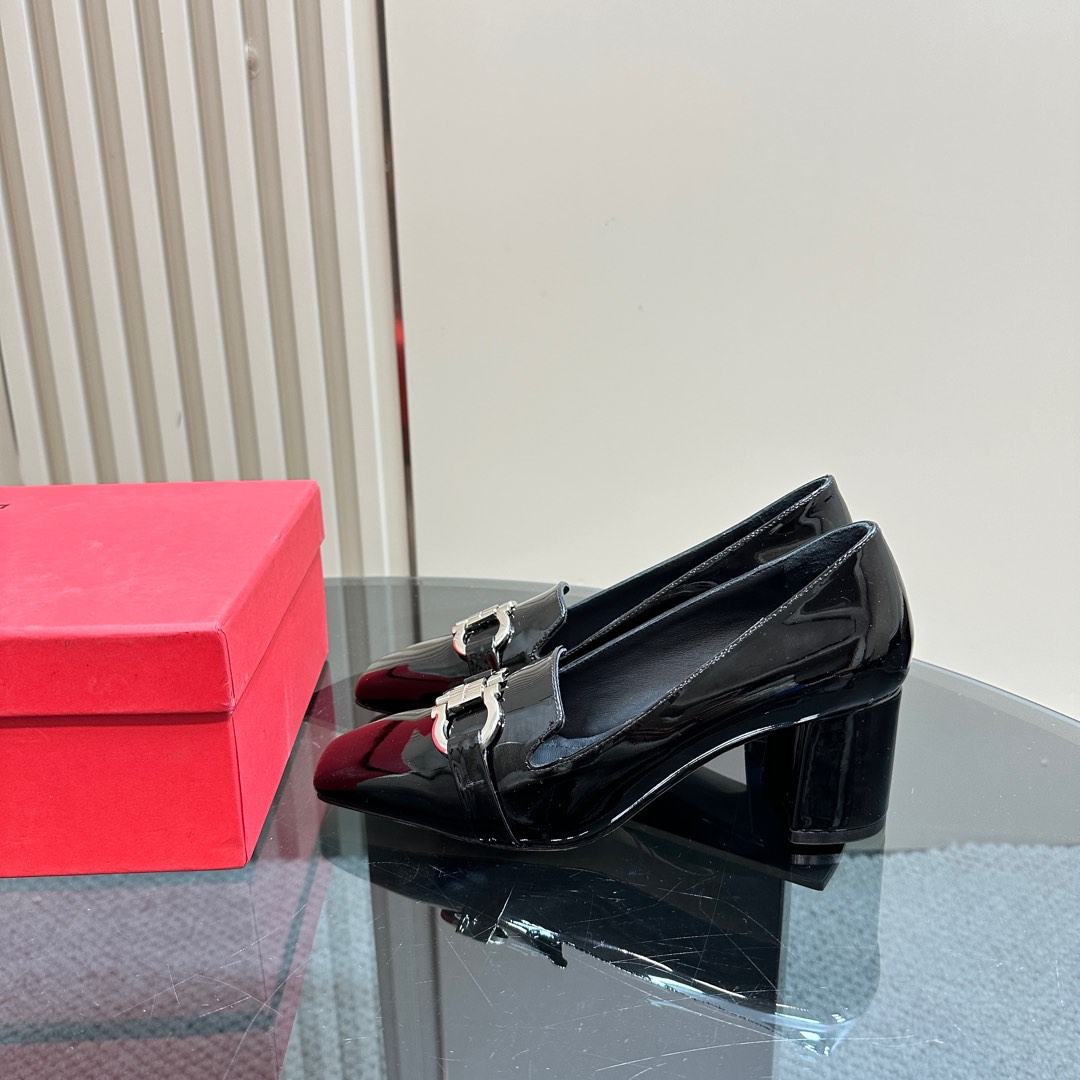 Ferragamo Pump With Gancini Ornament - DesignerGu