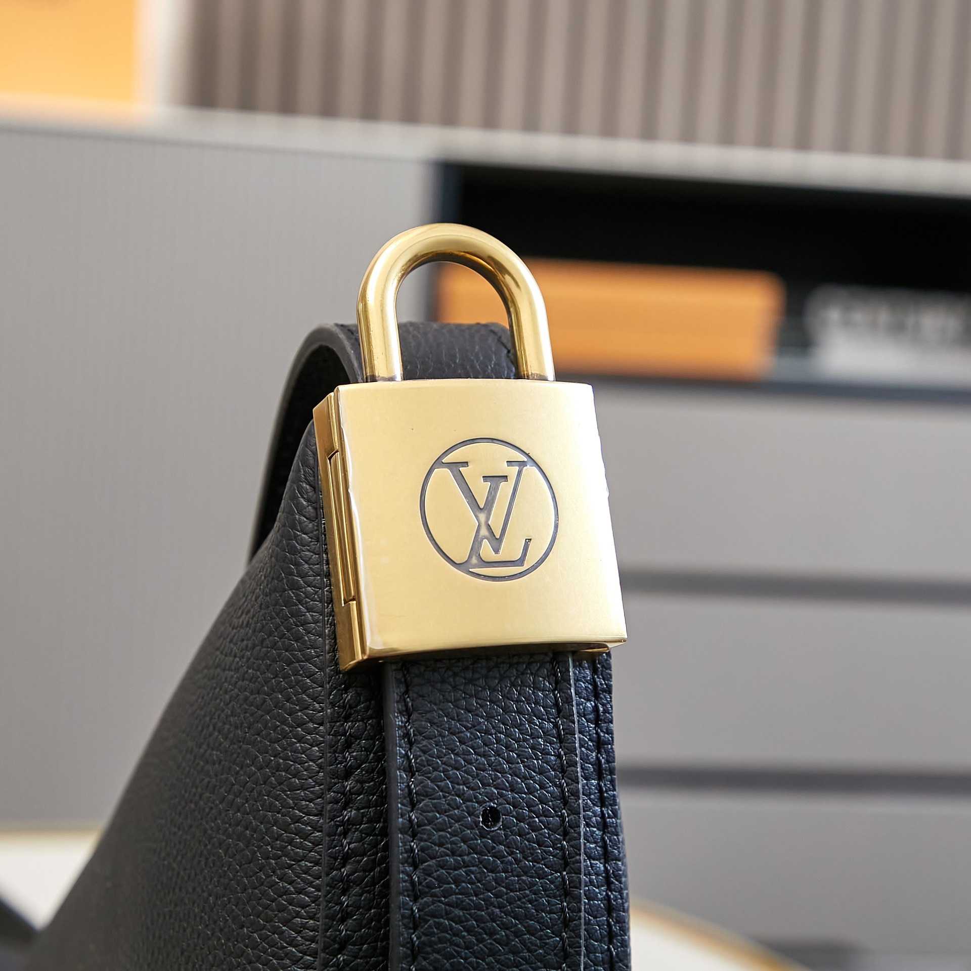 Louis Vuitton Low Key Bumbag   M11429 - DesignerGu