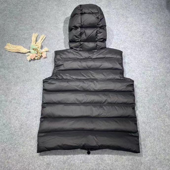 Moncler Vest In black - DesignerGu