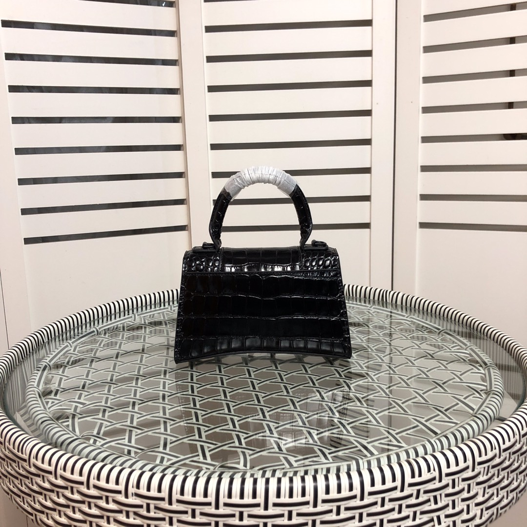 Balenciaga Women's Handbag - DesignerGu