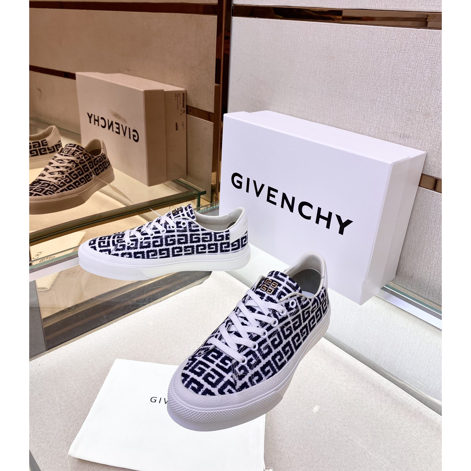 Givenchy Logo Print Low-Top Sneakers - DesignerGu